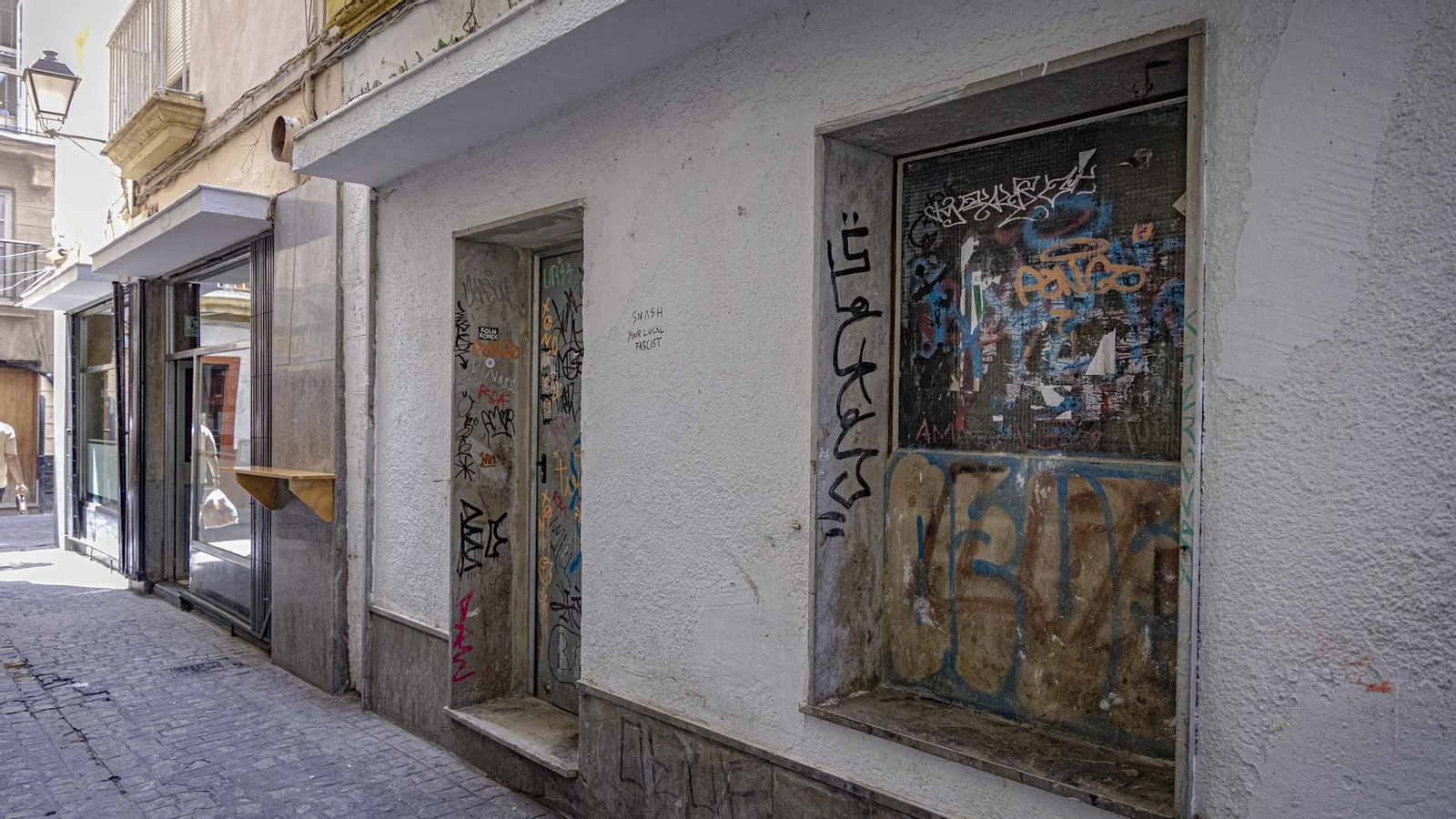 Pintadas y grafitis en el centro de Cádiz