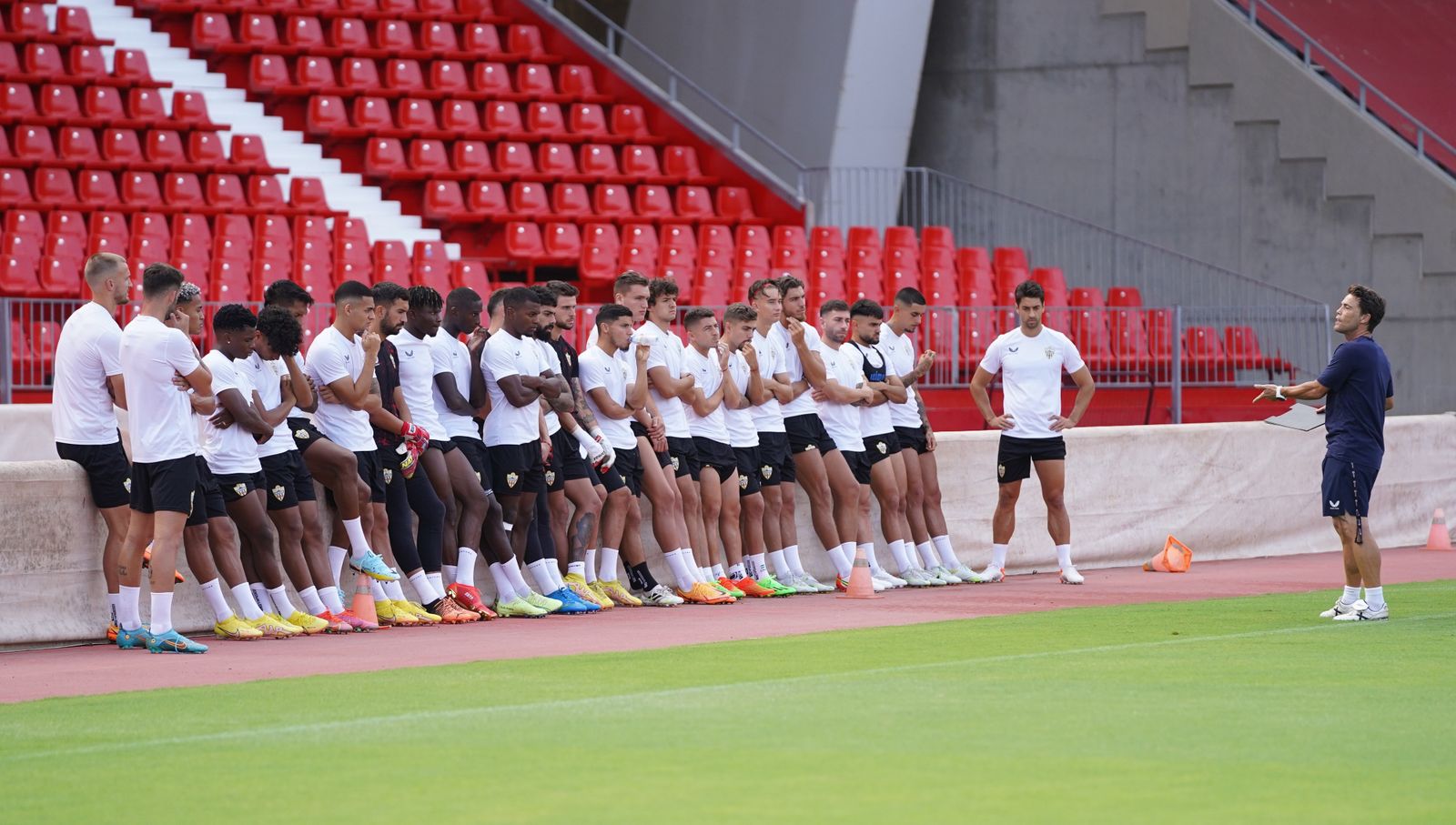 Rubi habla con su plantilla antes de un entrenamiento