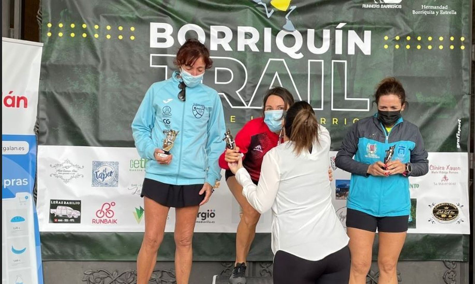 El podio absoluto femenino, copado por atletas de la comarca