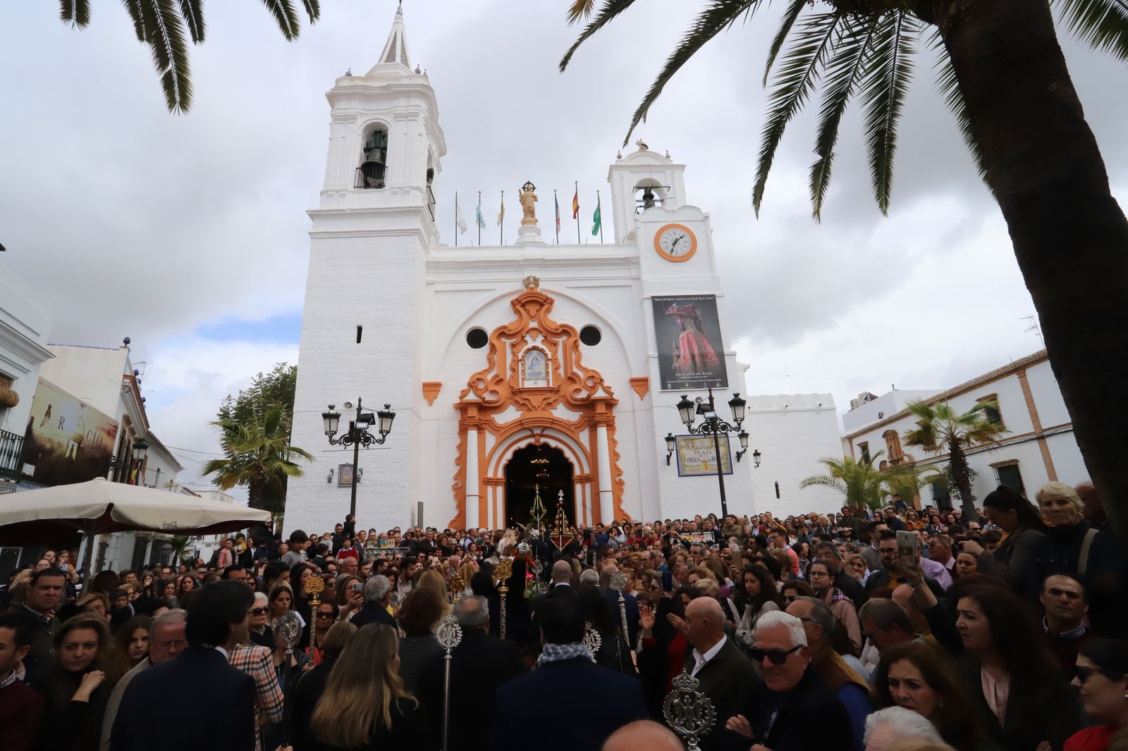 Imágenes de la misa de la Hermandad del Rocío de Huelva ante la Virgen del Rocío