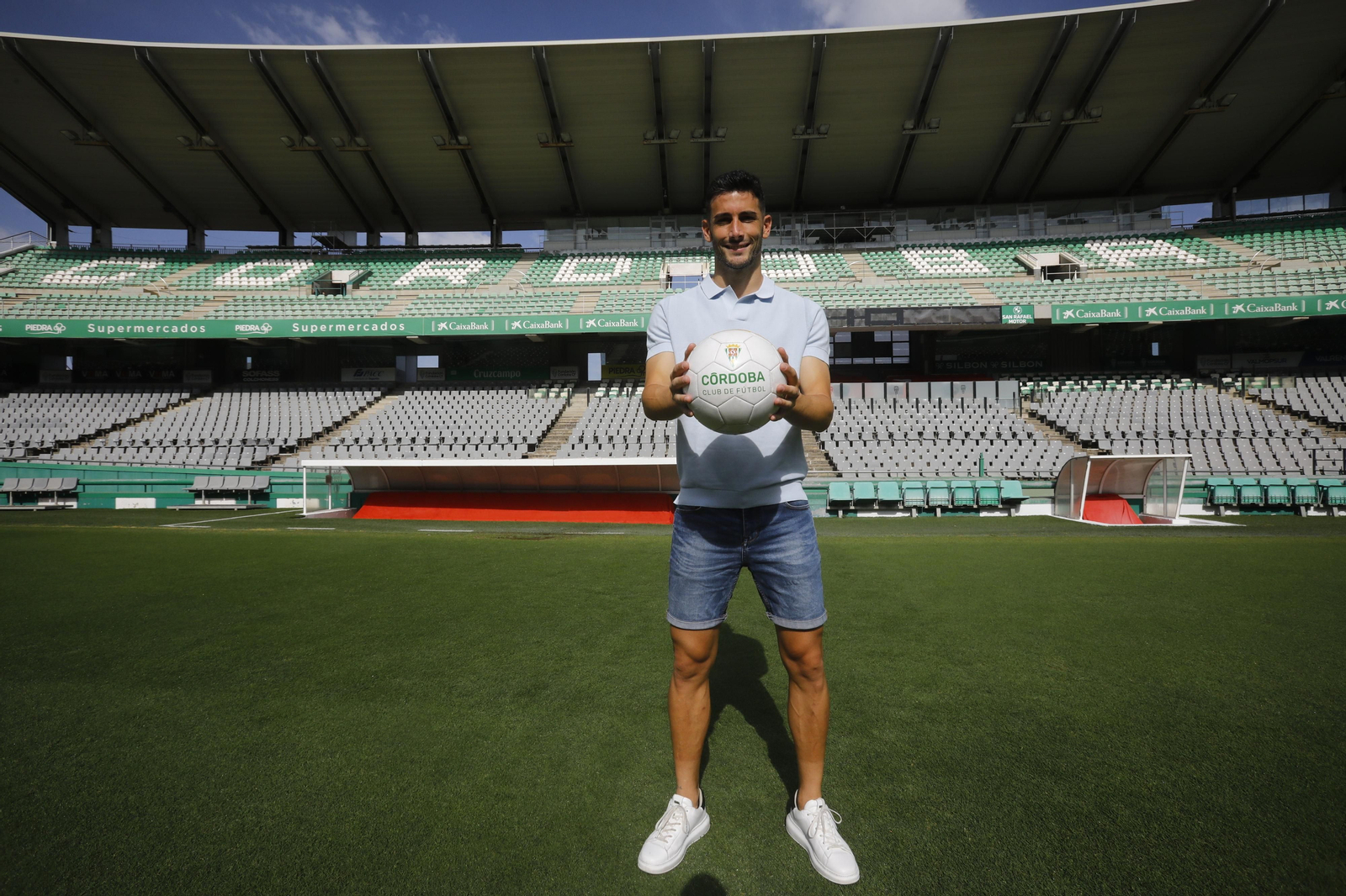 Las mejores fotos de la presentación de Carlos Albarrán con el Córdoba CF