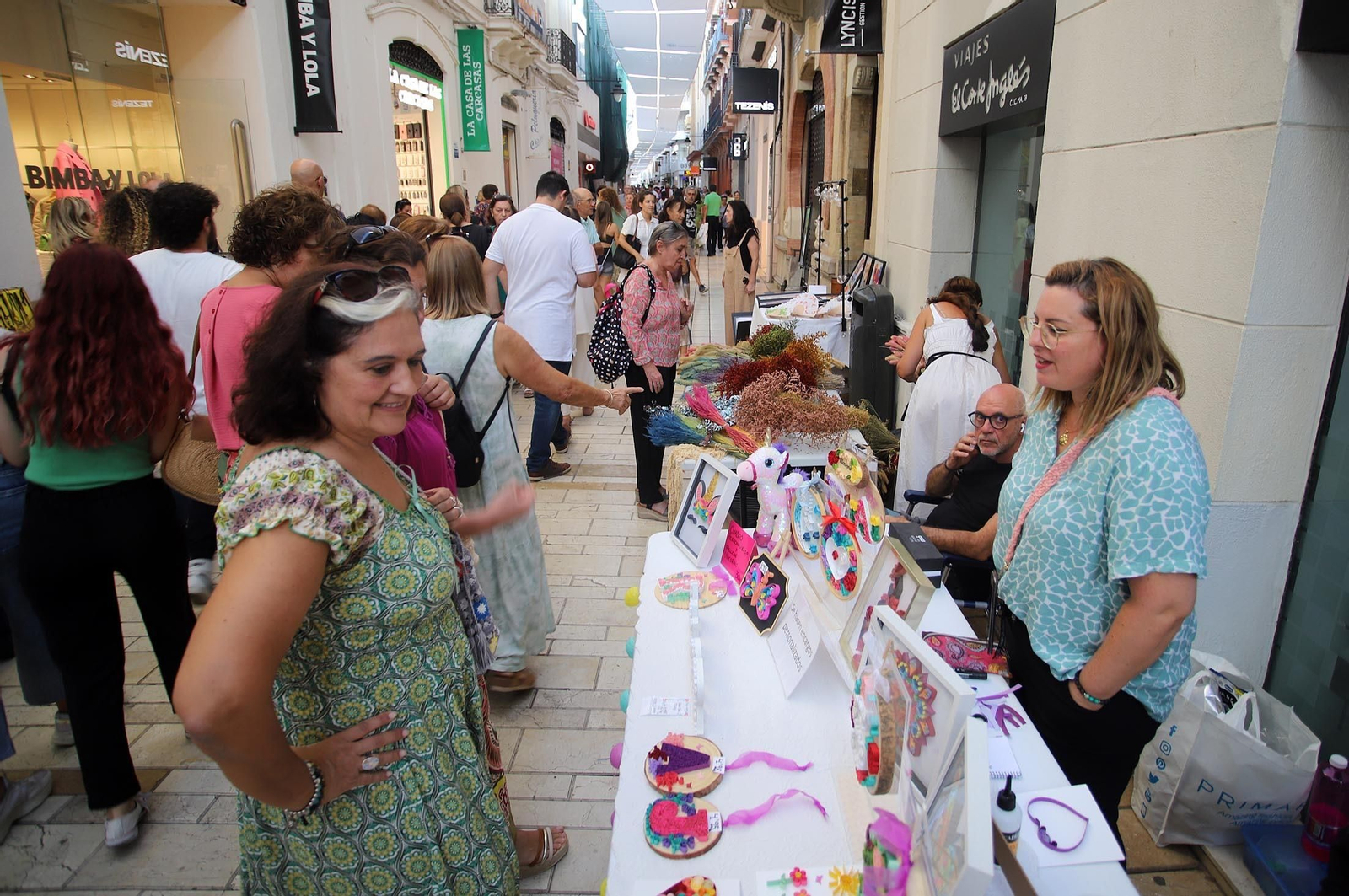 Imágenes de Huelva en blanco y azul, la noche del comercio