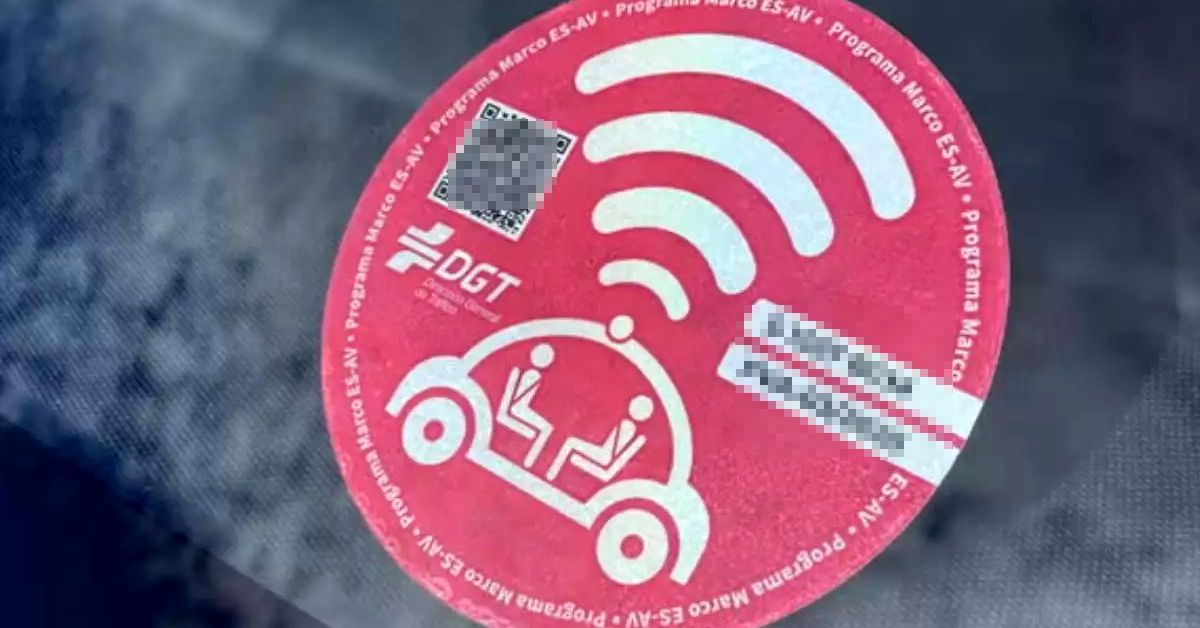 La nueva etiqueta roja de la DGT en vehículos: ¿Para qué vale este distintivo?