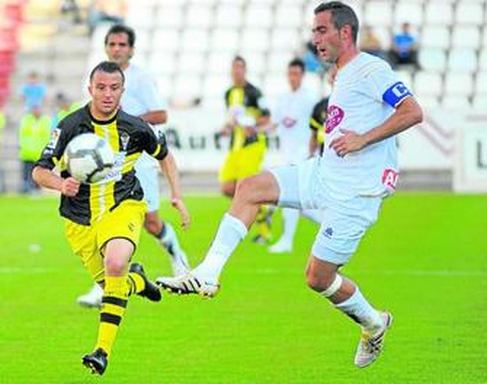 Alberto cede la pelota atrás ante la presión de Pepe Díaz durante el último Albacete-Córdoba.