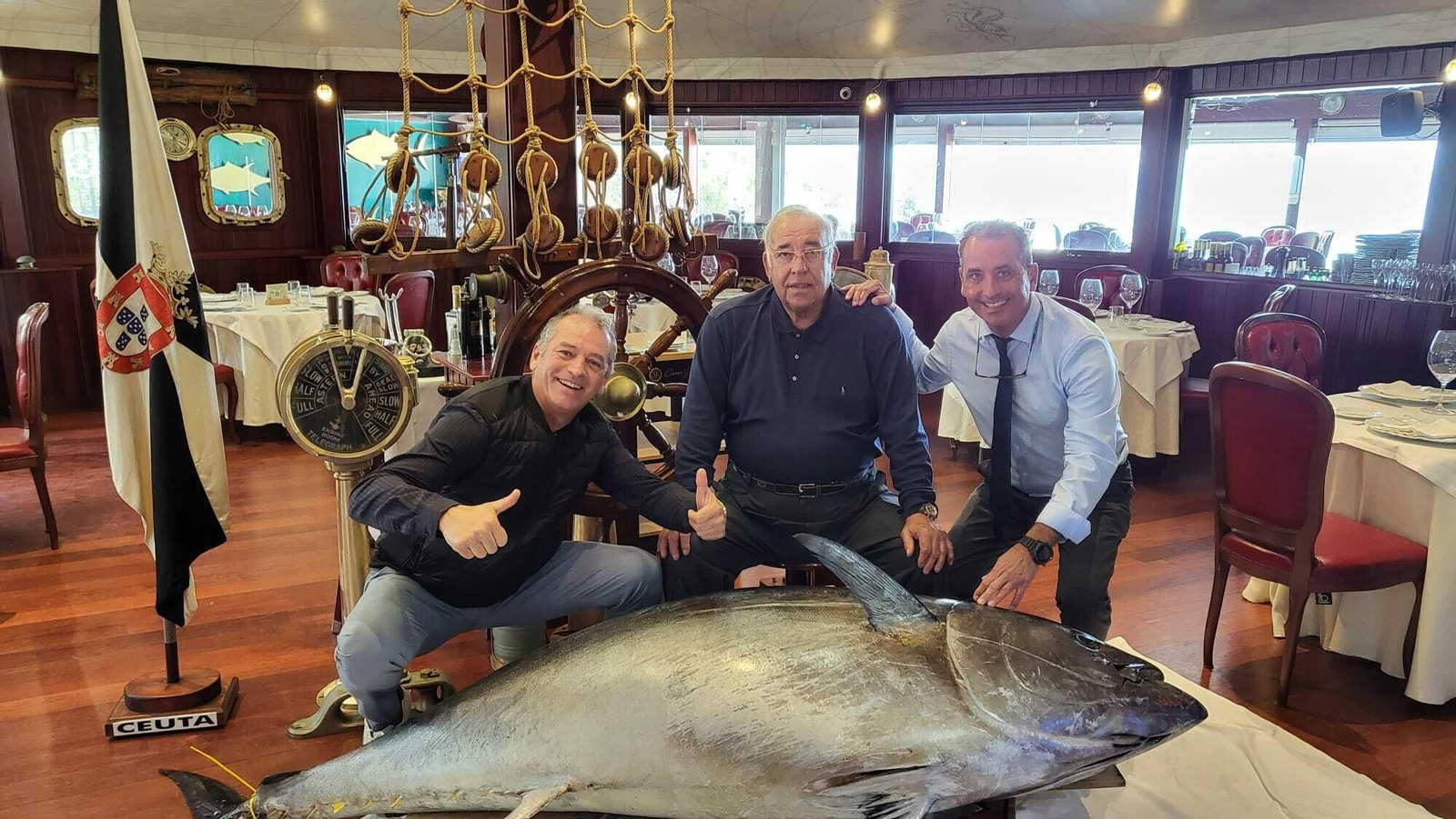 Superpaco junto a sus hijos Pepe y Paco en su restaurante, El Timón de Roche.