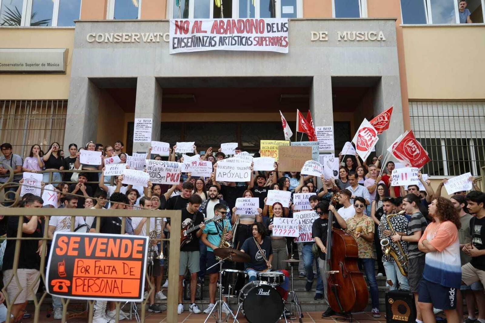 Alumnos del Conservatorio Superior de Música de Málaga concentrados en las puertas del centro. Alumnos del Conservatorio Superior de Música de Málaga concentrados en las puertas del centro.