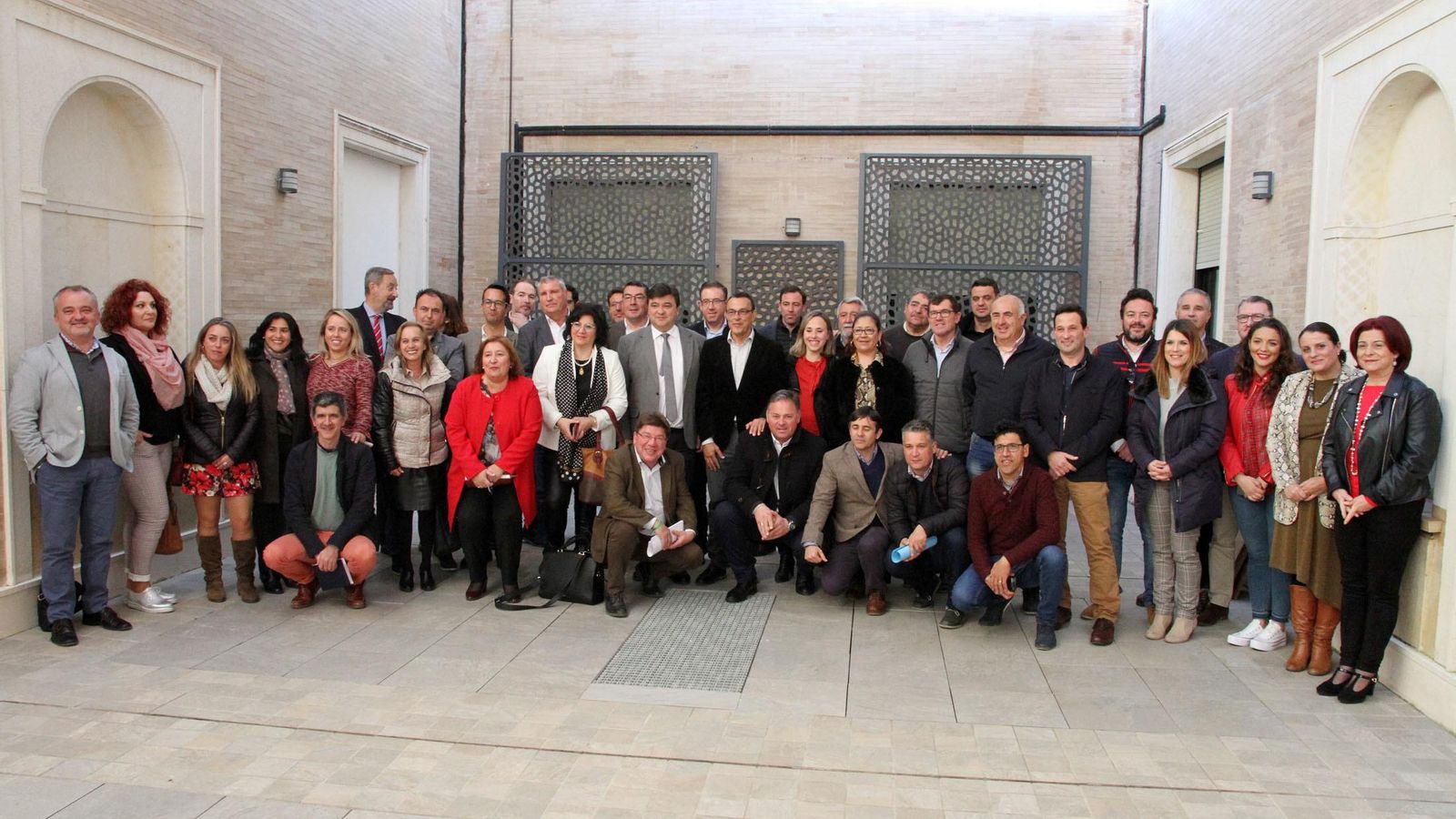 Foto de familia de los alcaldes de la provincia junto con el alcalde de Huelva y el presidente de la Diputación tras la reunión por el 15-M.