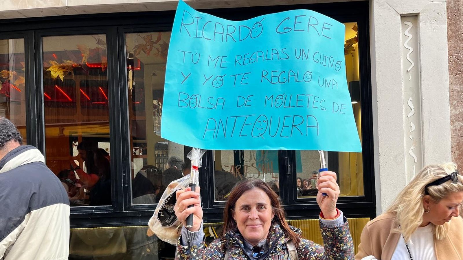 Teresa acompañada del cartel realizado para la ocasión