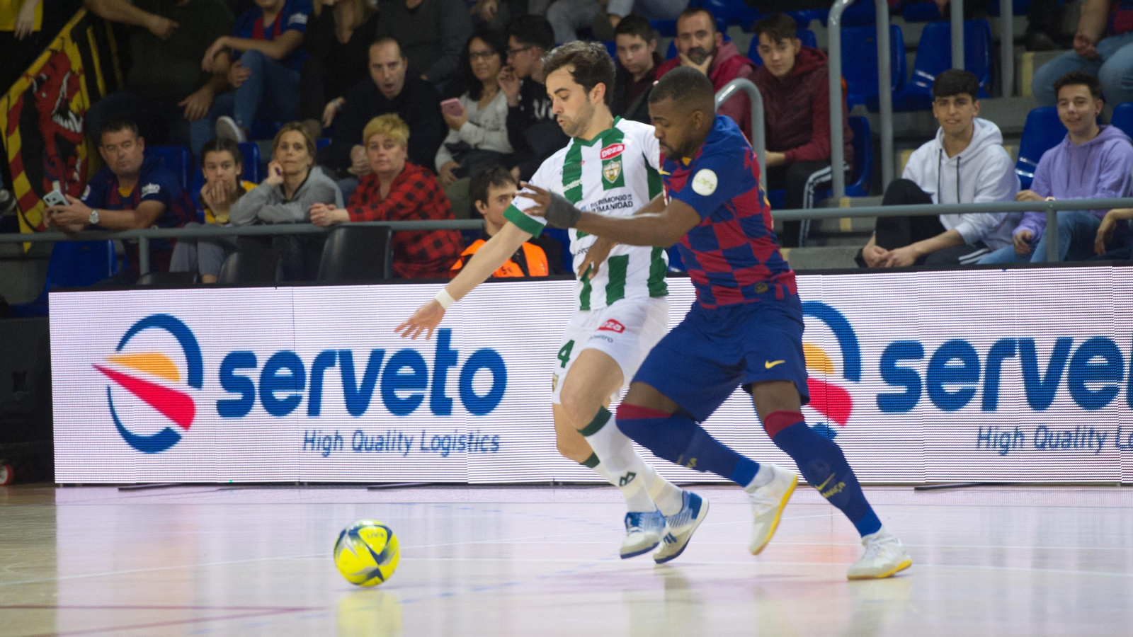 Pablo del Moral pugna por el balón con el azulgrana Arthur.