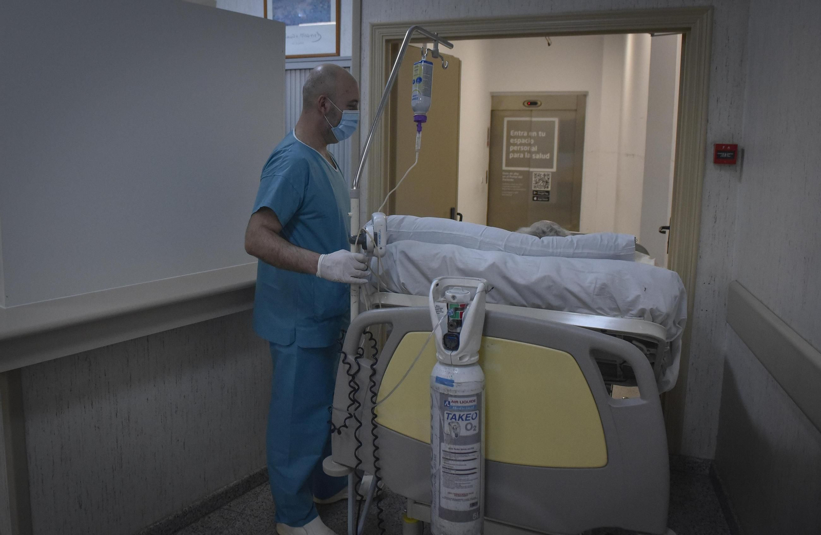 Personal sanitario durante el traslado de un paciente en un hospital privado de Sevilla.