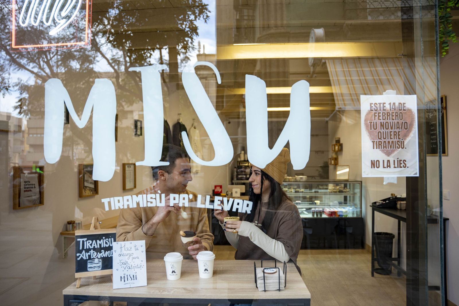 Tres comercios del centro de Almería lanzan un sorteo especial por San Valentín