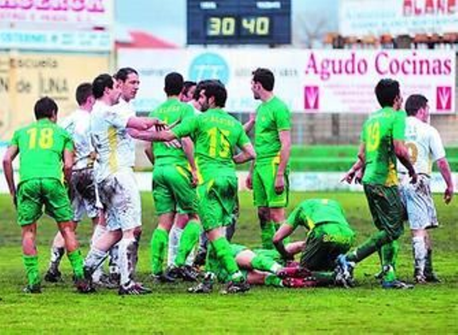 El partido estuvo marcado por la polémica y alguna tángana.