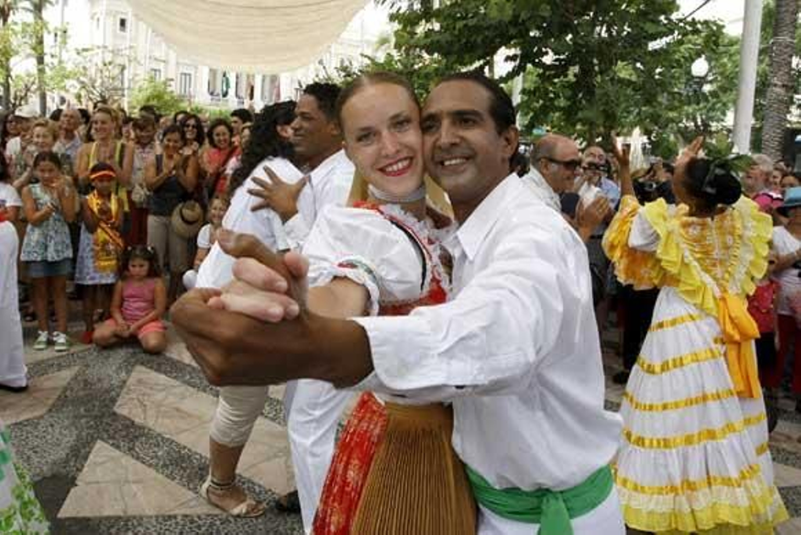 Los grupos participantes en el Festival desfilaron por el casco histórico de la capital para presentar sus bailes

Foto: Jose Braza-Lourdes de Vicente