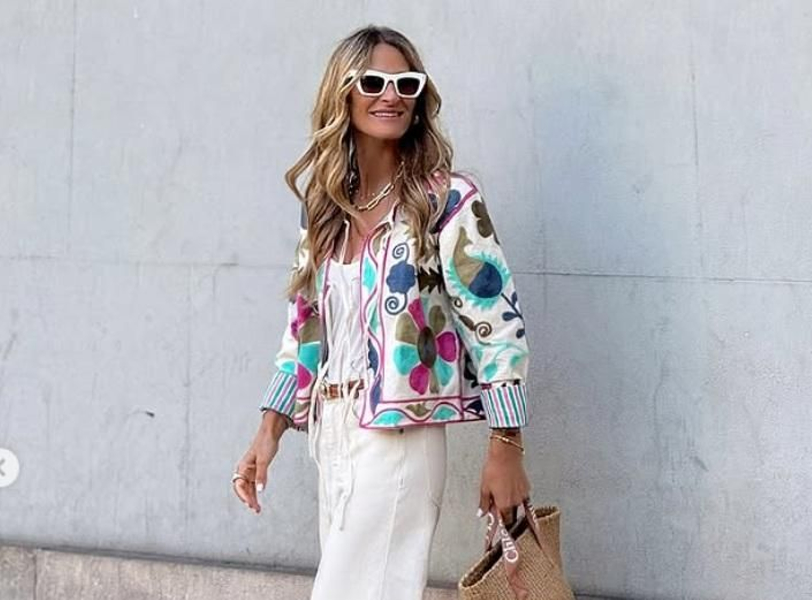 Zara arrasa con estos pantalones anchos que afinan la cintura: Son blancos, cómodos y elegantes y piden que los lleves con sandalias planas.