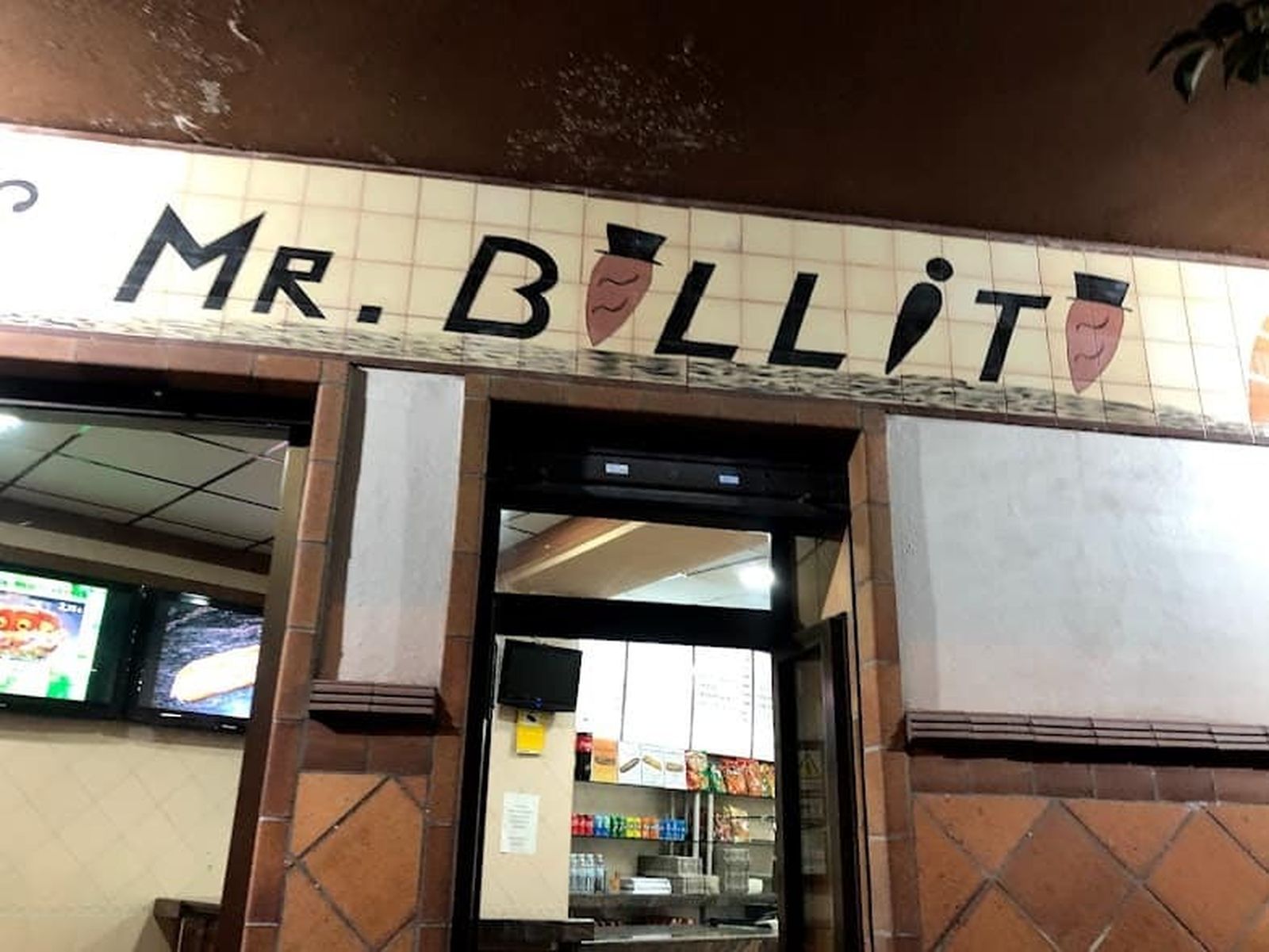 Entrada de 'Mister Bollito', en la calle Sindicalista Luis Cobos