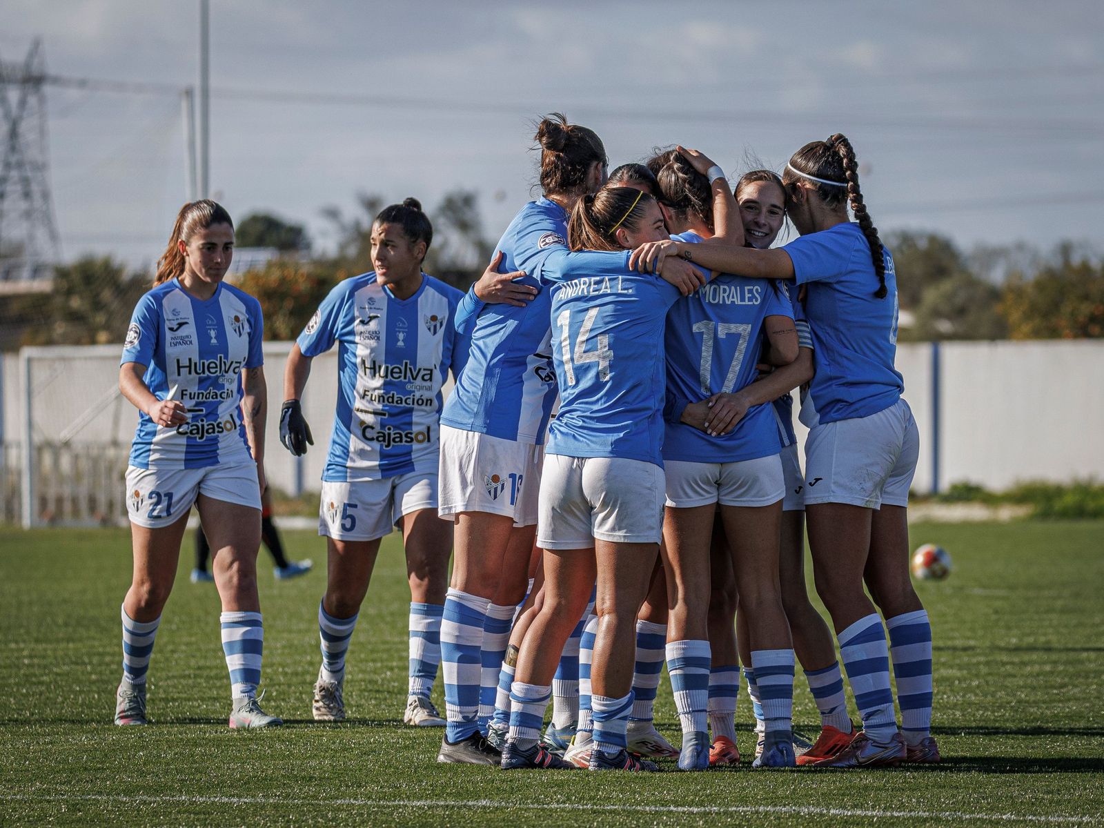Las jugadoras del Sporting celebran un gol.