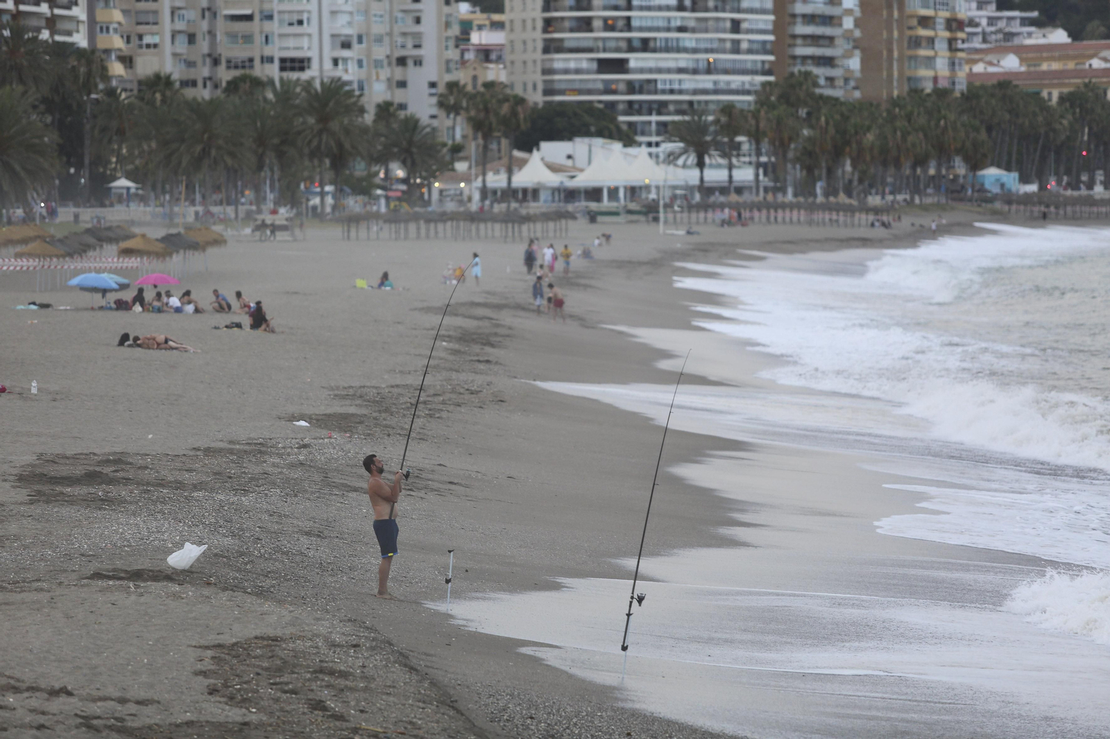 Solitaria noche de San Juan en las playas de Málaga, en fotos