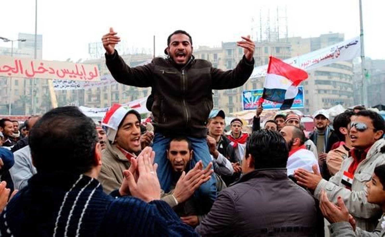 Miles de egipcios resisten en Tahrir mientras las protestas se extienden