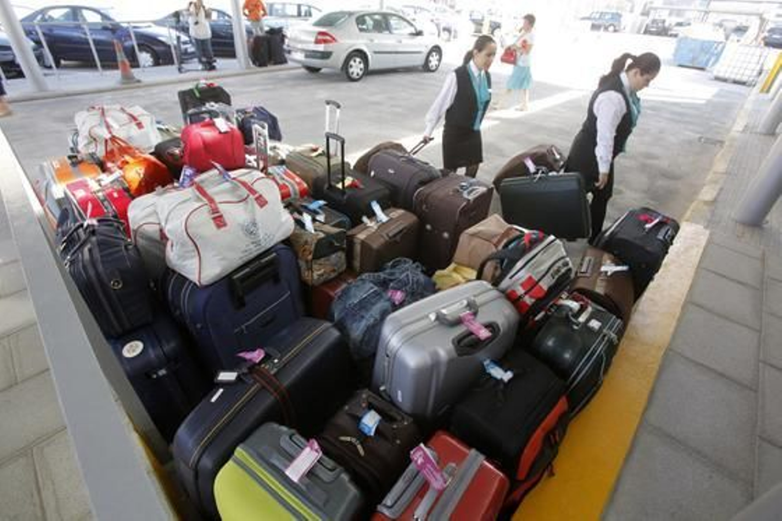 El muelle de Cádiz se estrena como puerto base e inaugura su nueva terminal de pasajeros con la salida del ´Grand Voyager´. 

Foto: Jesus Marin