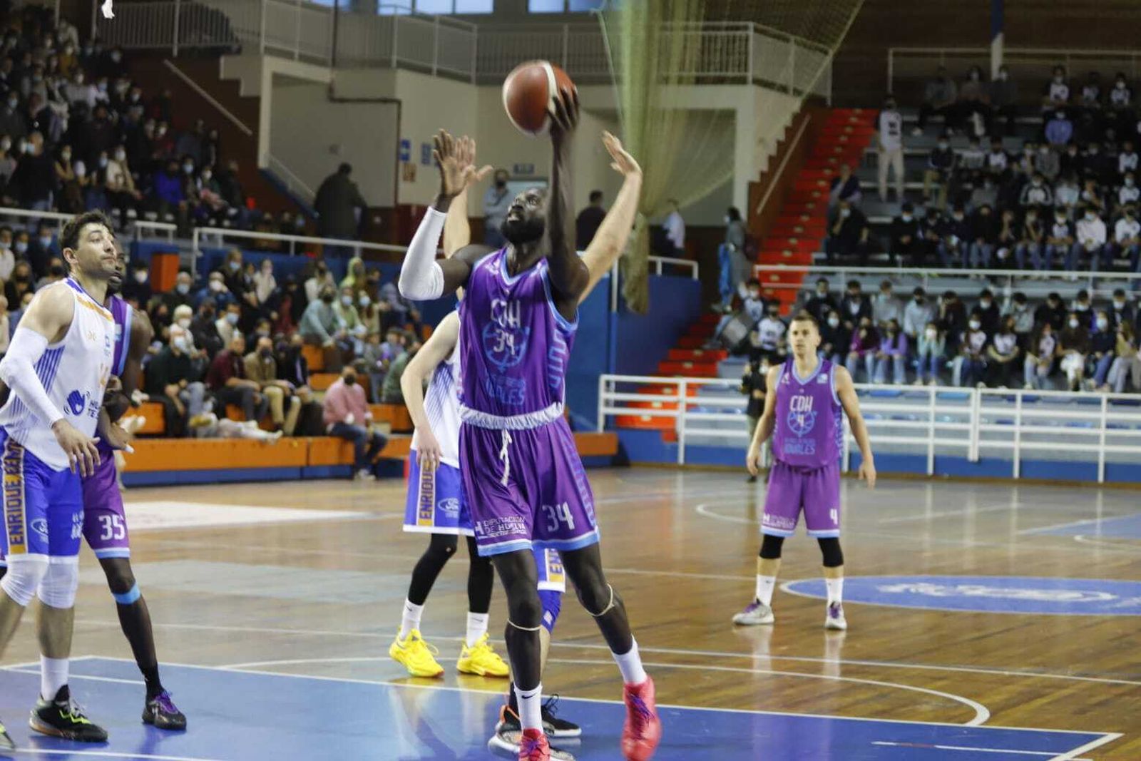 Kassé, durante un lance del derbi disputado en el Andrés Estrada.