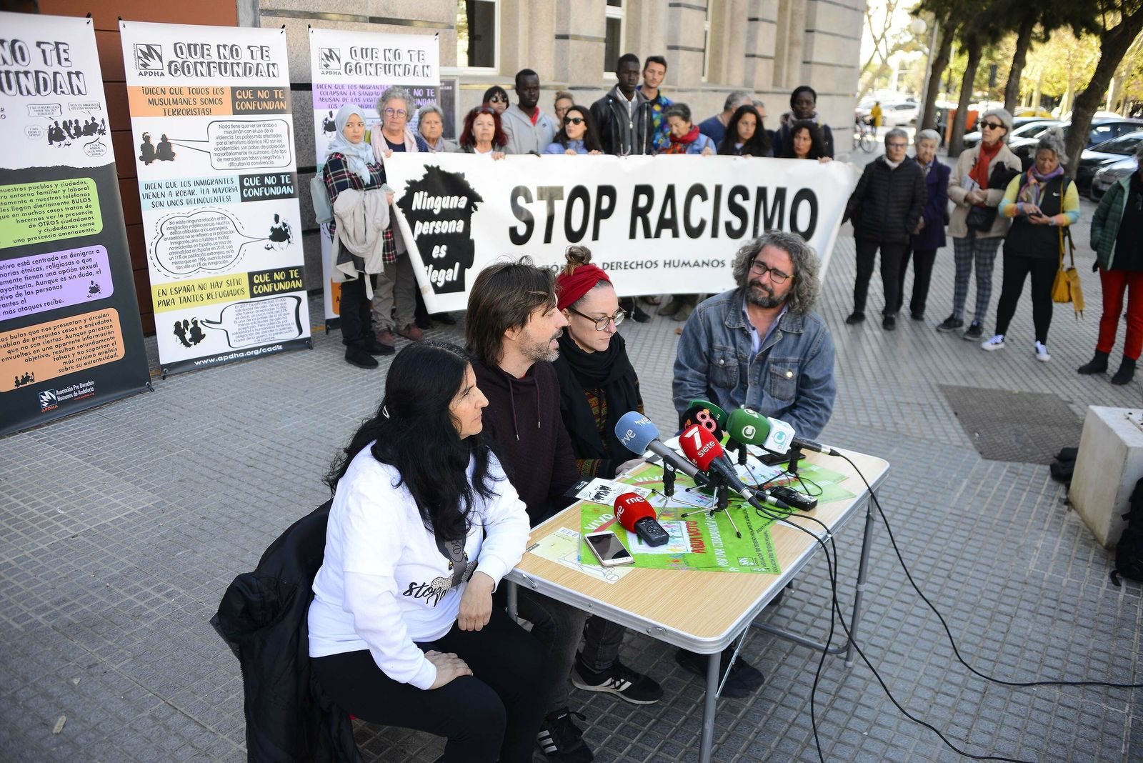 Miembros de la Apdha y de Cardjin, ante la sede del Gobierno andaluz en Cádiz