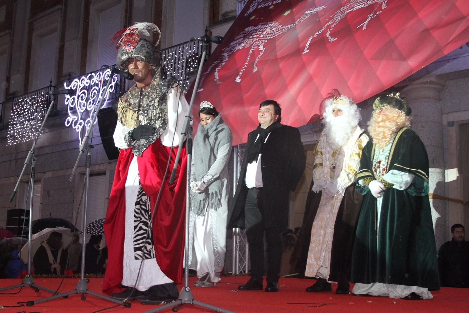 Baltasar se apresura a dar su discurso final ante la casa consistorial ante la inminencia del diluvio.