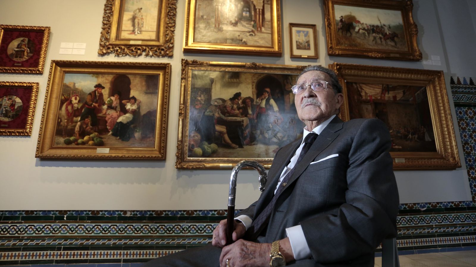 Mariano Bellver Utrera entre los cuadros que amaba.