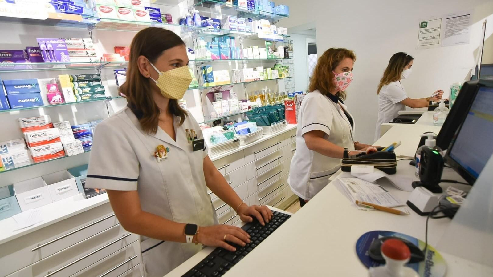 Tres trabajadoras de una farmacia.