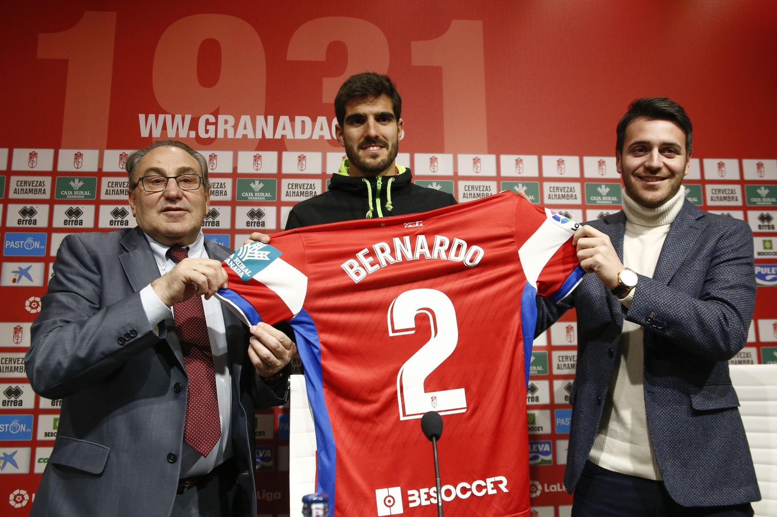 Bernardo, en su presentación como rojiblanco junto a Pepe Macanás y Fran Sánchez