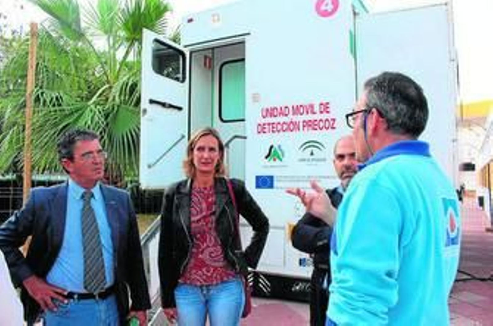 El delegado provincial y la alcaldesa, atendiendo ayer las explicaciones de los sanitarios.