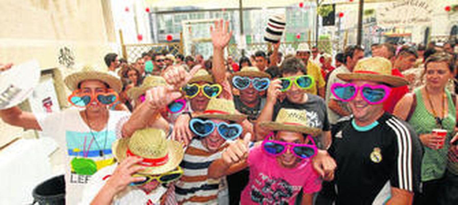 Luis, Santi, José, Manuel, Miguel Ángel, Emilio, Paco y Antonio compraron gafas y sombreros para todos. Después, a presumir.