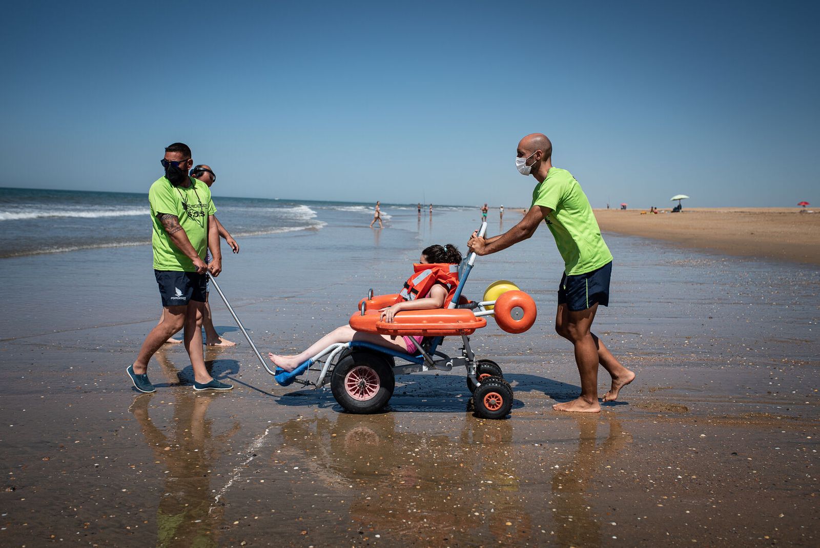 Una joven en un anfibuggy en la Playa de El Espigón.