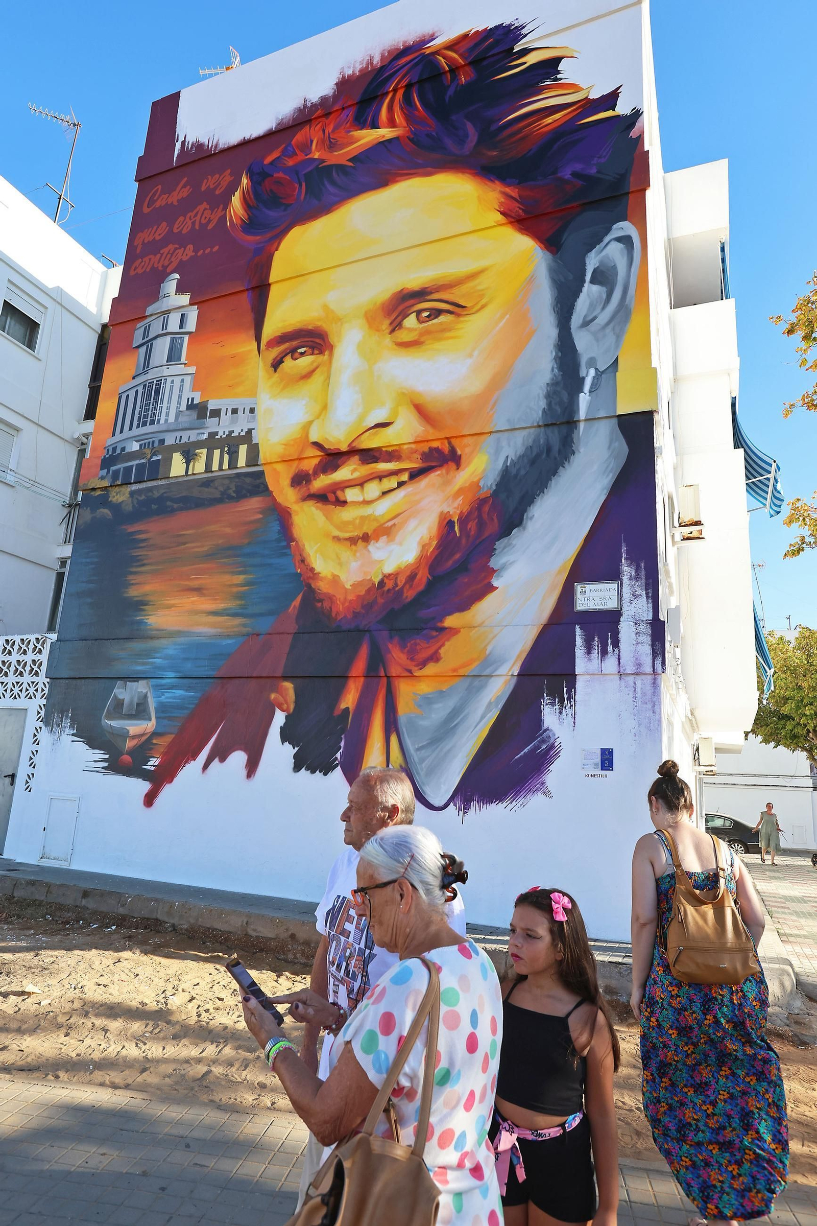 Imágenes de la inauguración del mural homenaje a Manuel Carrasco en Isla Cristina