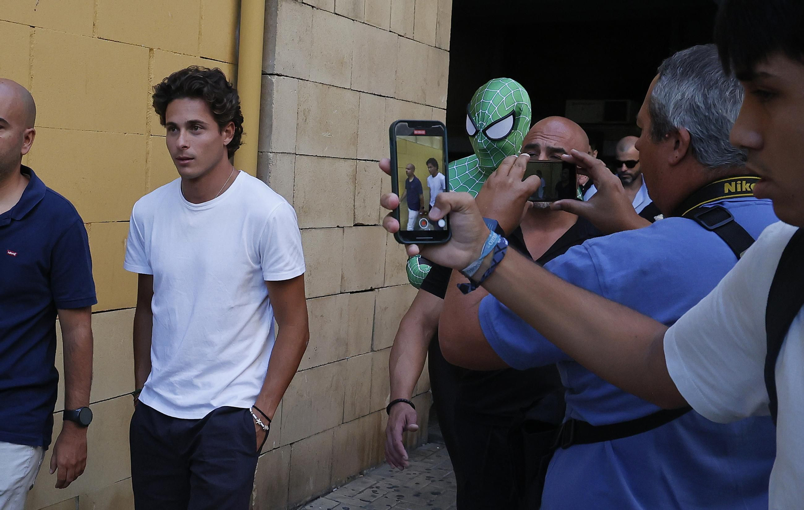 Las Imágenes de la llegada de Rodrigo Riquelme a Sevilla
