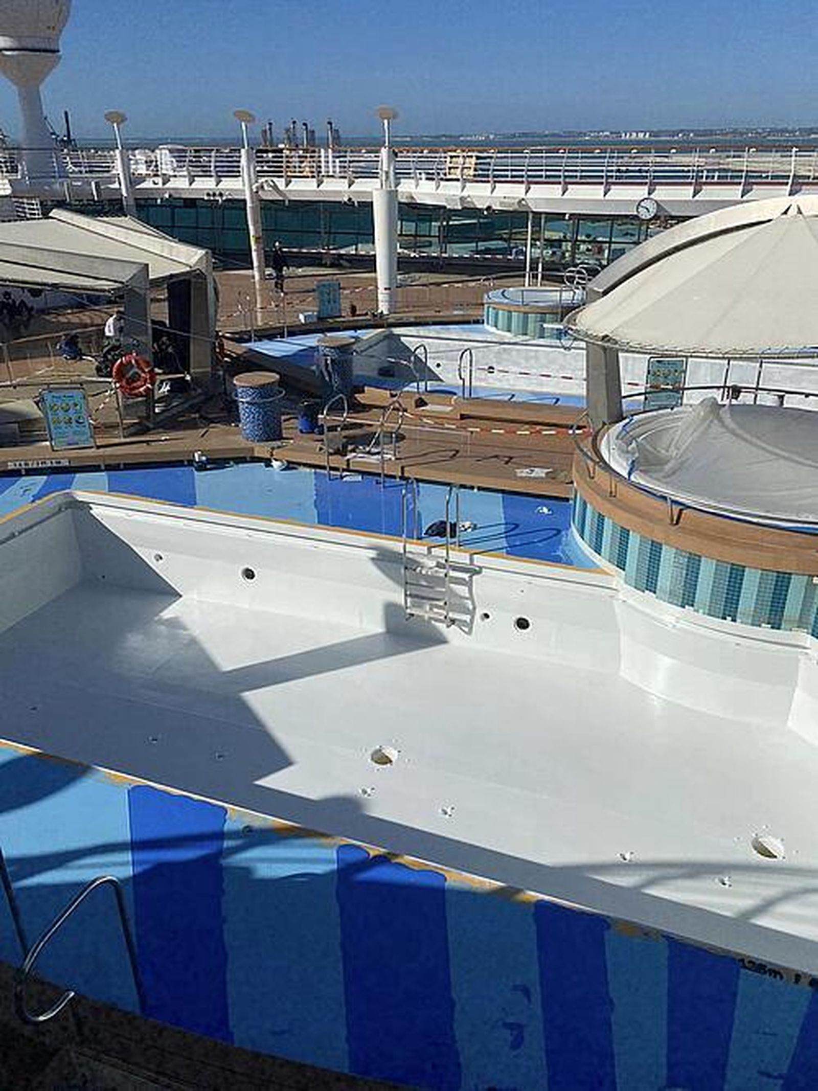 Imágenes del crucero Mariner of the Seas, durante su reparación en Navantia-Cádiz