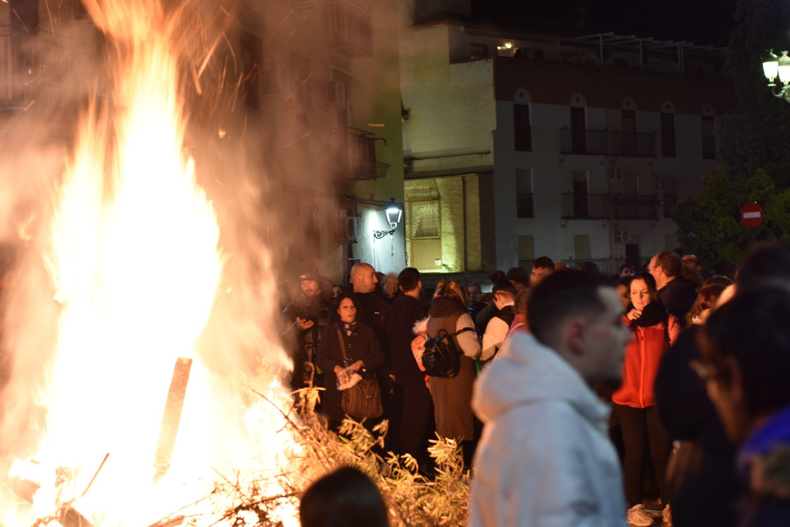 Jaén brilla y disfruta al fuego de las lumbres de San Antón