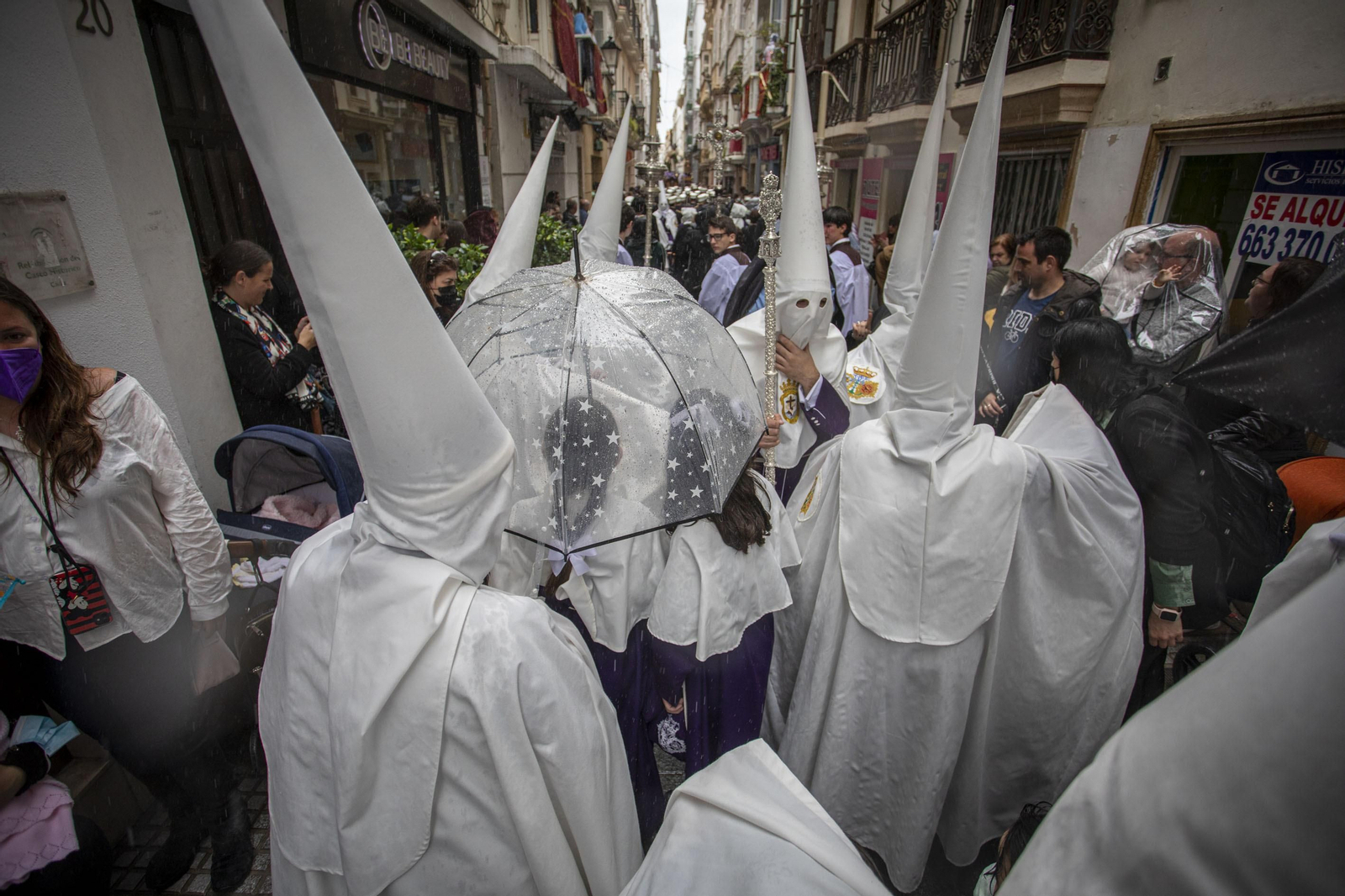 Las imágenes de la cofradía del Nazareno del Amor en la Semana Santa de Cádiz 2022