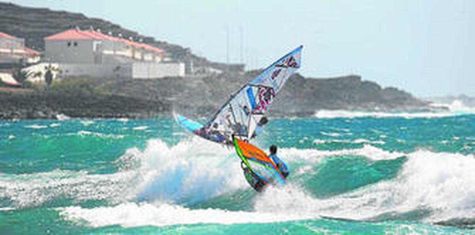 Víctor Fernández, líder del mundial de Windsurf tras acabar tercero en Tenerife