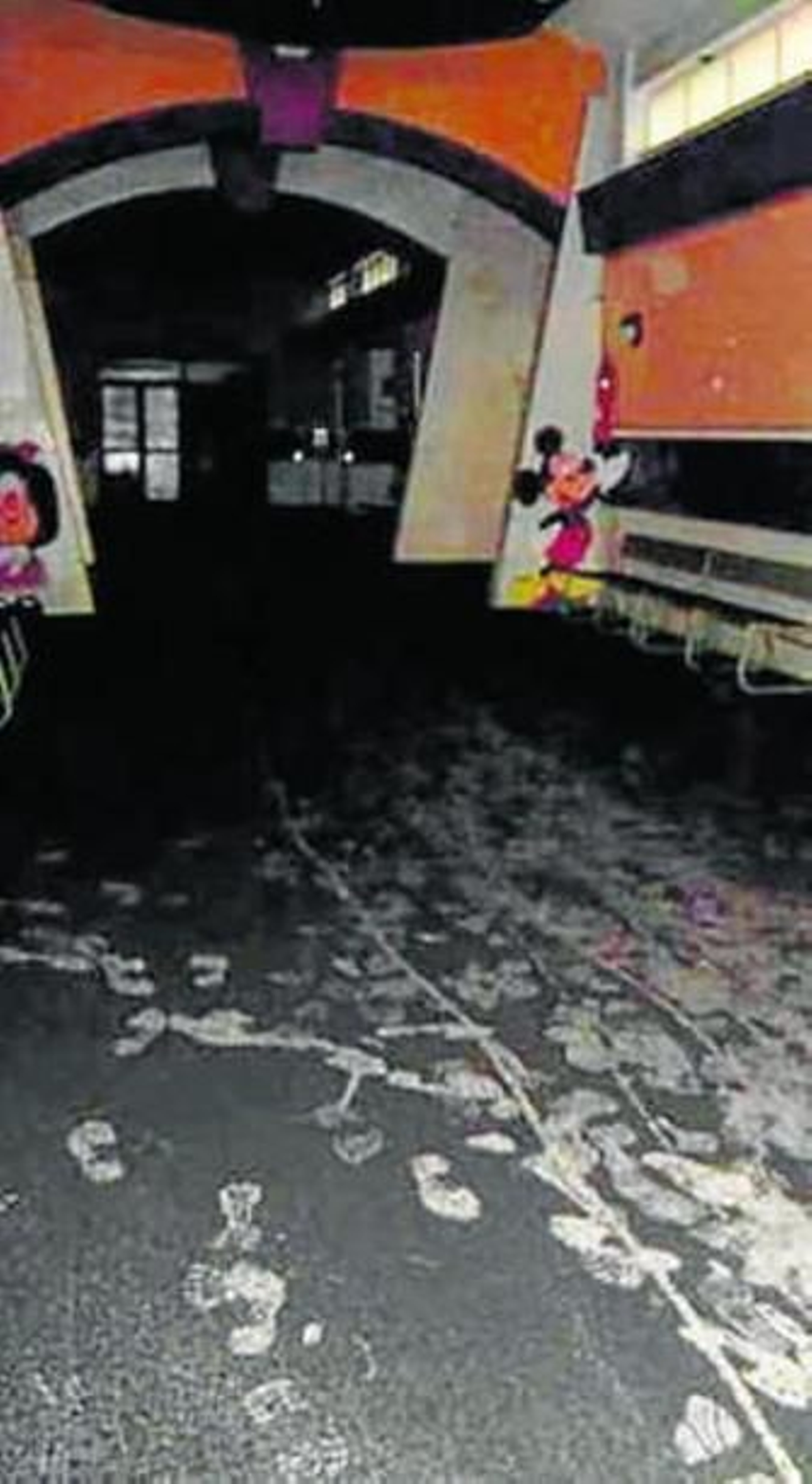 1. Un agente de la Guardia Civil y un técnico inspeccionan el cuadro eléctrico del instituto. 2. Huella de pisadas en el hollín a causa del incendio. 3. Enseres quemados. 1. Un agente de la Guardia Civil y un técnico inspeccionan el cuadro eléctrico del instituto. 2. Huella de pisadas en el hollín a causa del incendio. 3. Enseres quemados.