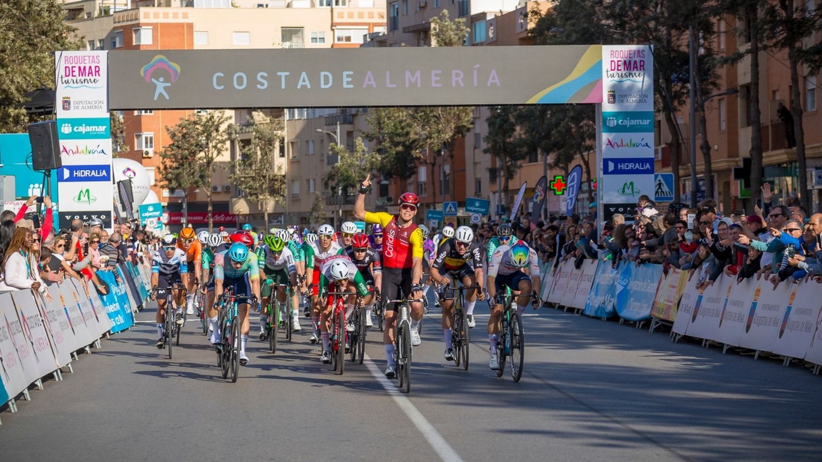Milan Fretin (Cofidis) levanta el brazo tras conquistar la 38ª Clásica de Almería.