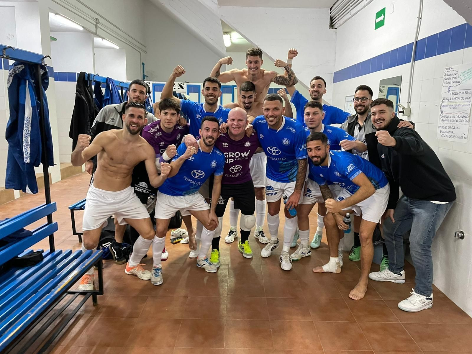 Los jugadores azulinos celebran el triunfo ante el Jaén B.