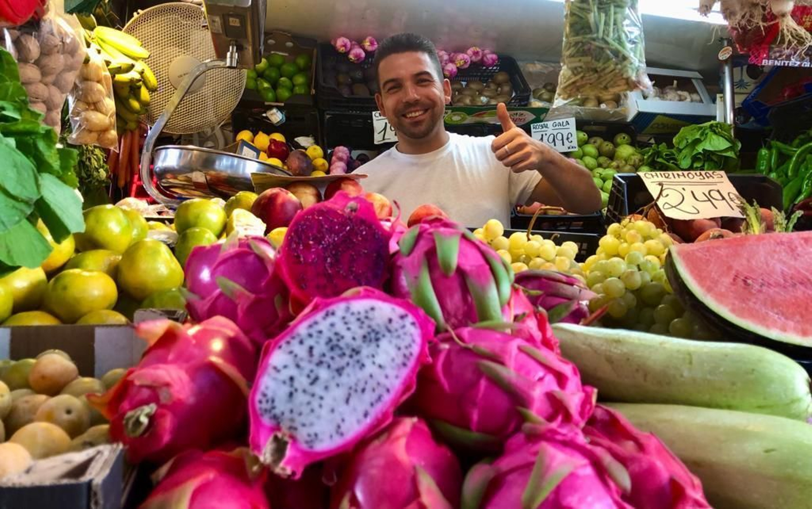 Uno de los puestos de frutas del mercado de abastos de Jerez donde venden la fruta del dragón.