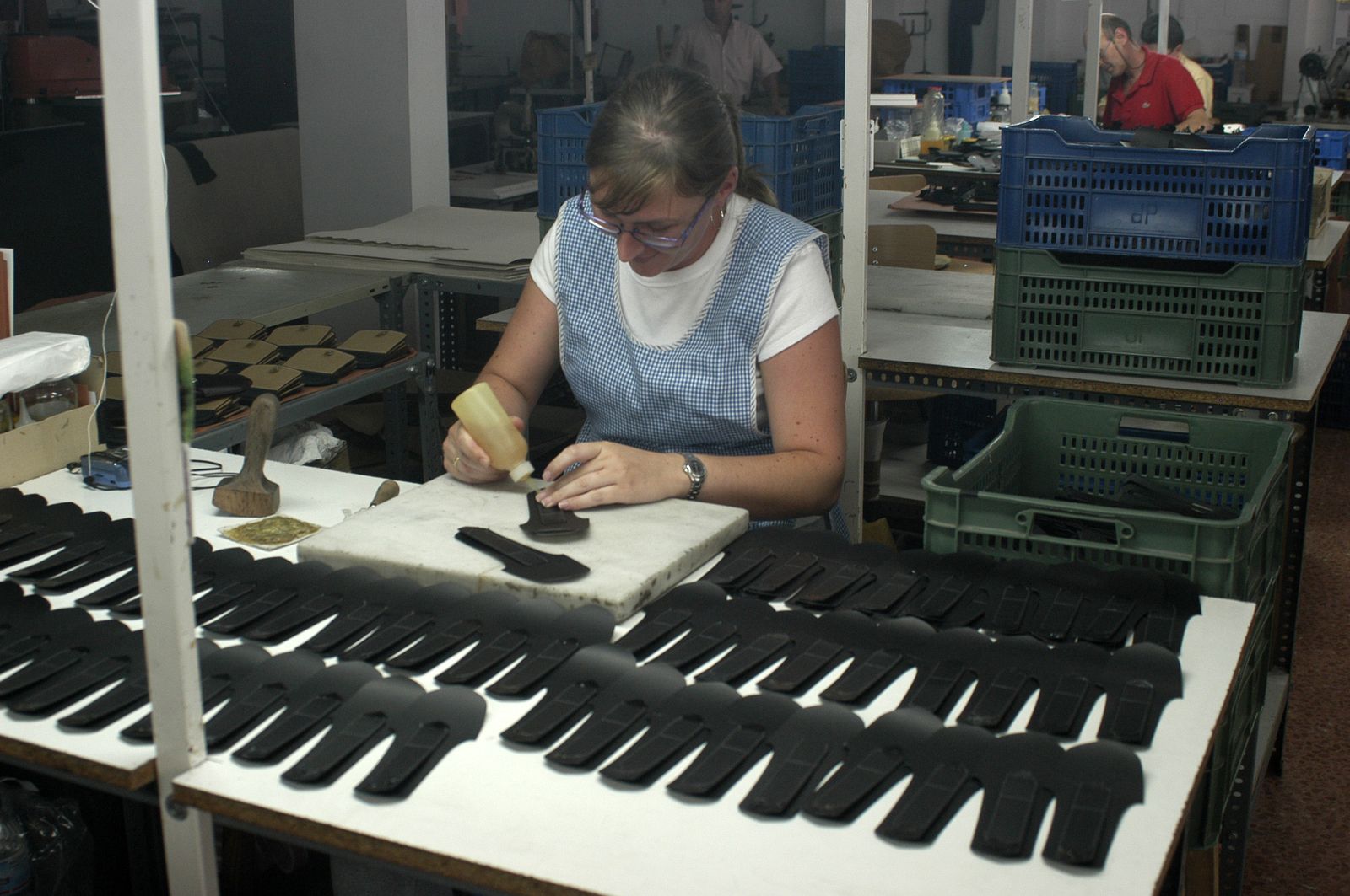 Operaria de una empresa marroquinera de Ubrique