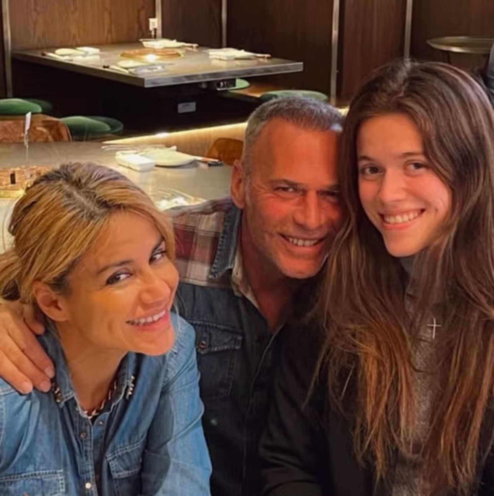 Estampa familiar de Carlos Lozano junto a Mónica Hoyos y la hija de ambos, Luna.