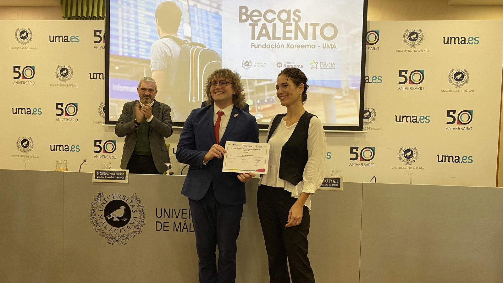 Hugo Chapon recogiendo su beca de la mano de la presidenta de la Fundación Kareema.