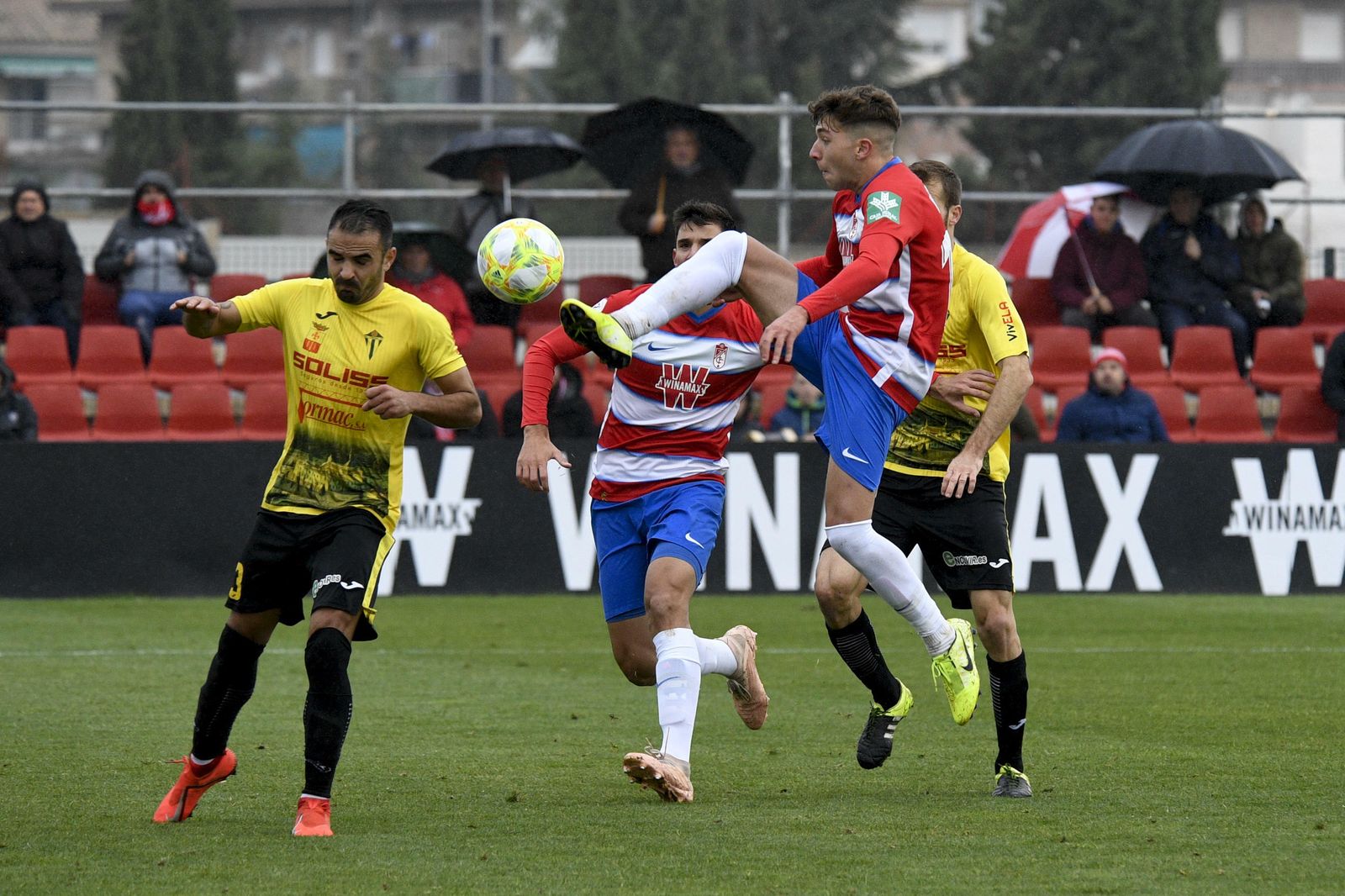 Aranda trata de rematar en el último choque en la Ciudad Deportiva