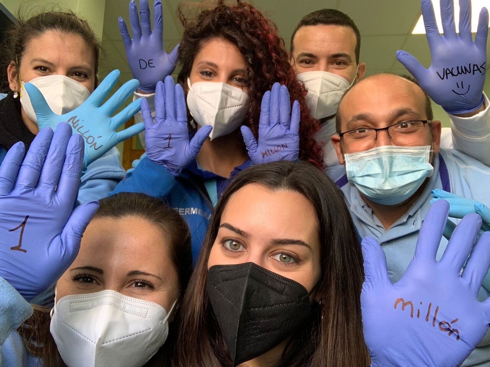 Profesionales del SAS celebran el millón de vacunas con mensajes en sus guantes.