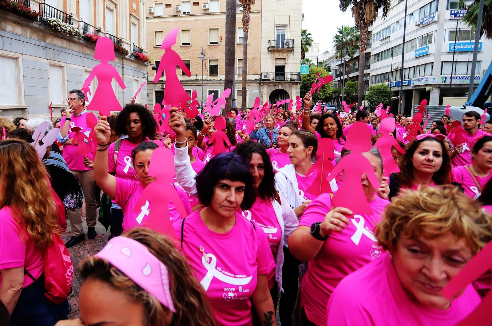 La marea rosa por Huelva este miércoles.