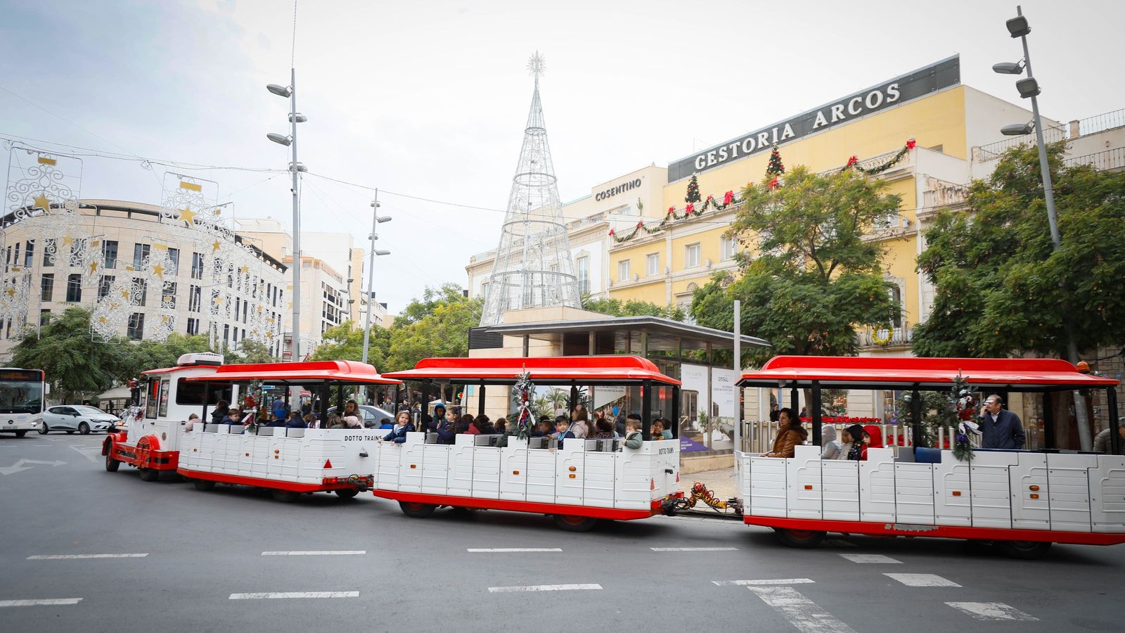 Tren turístico de la capital, vestido de Navidad para enseñar todos los rincones de la ciudad