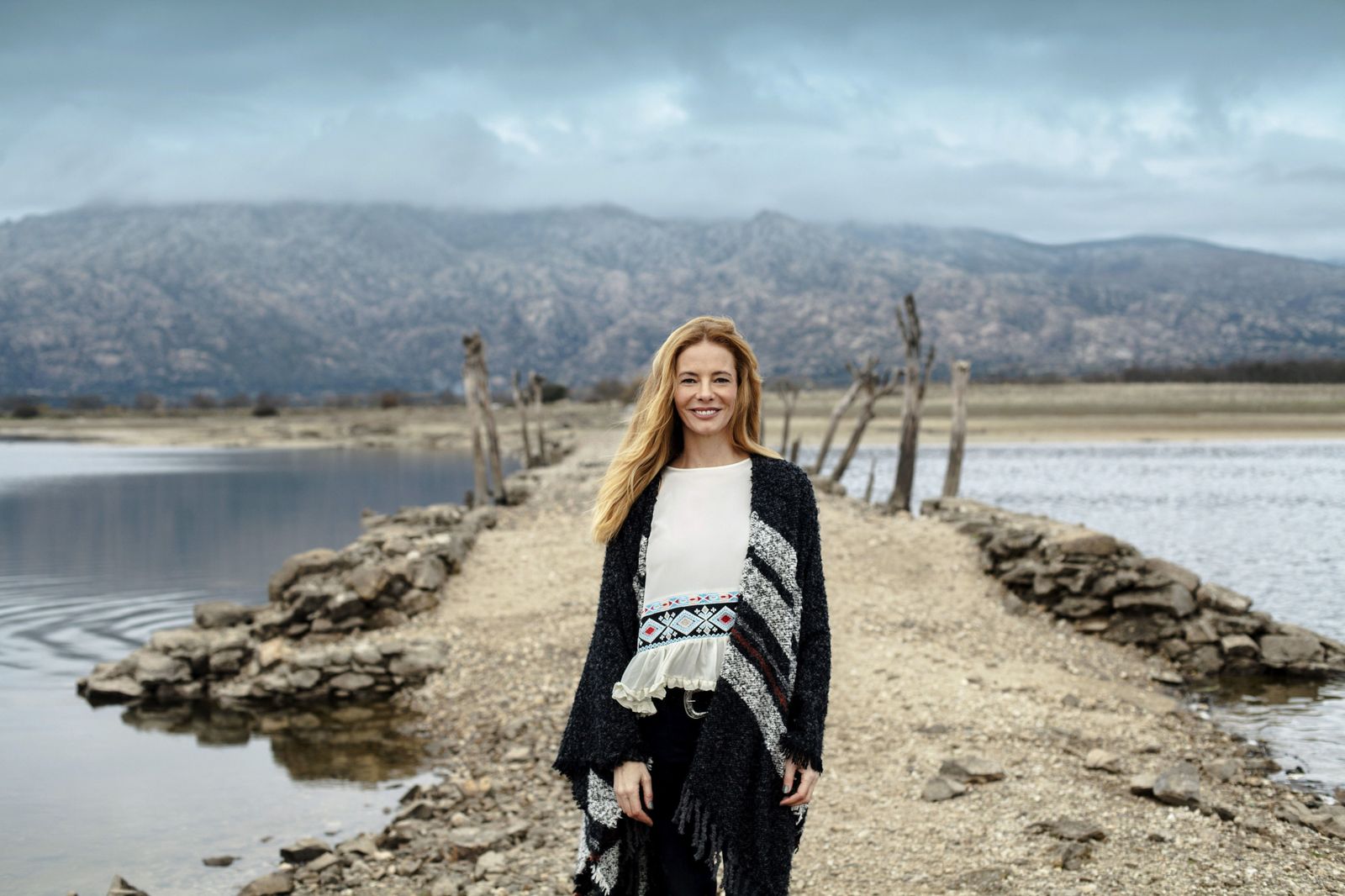 Paula Vázquez en el paraje de la Patagonia donde se desarrolla 'El Puente'.